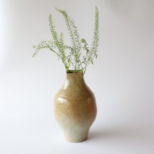 Handgemaakte aardewerk vaas beige