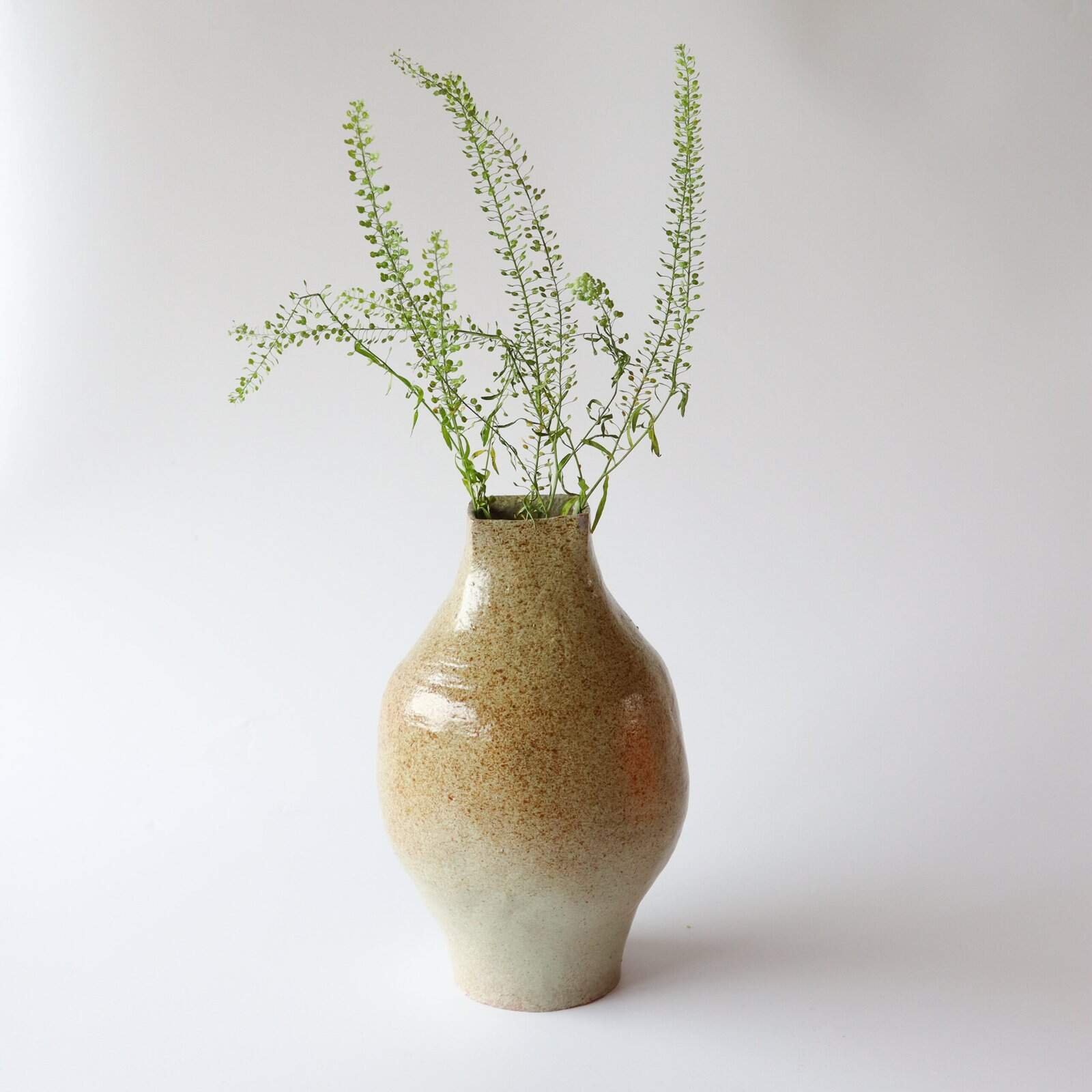 Handgemaakte aardewerk vaas beige