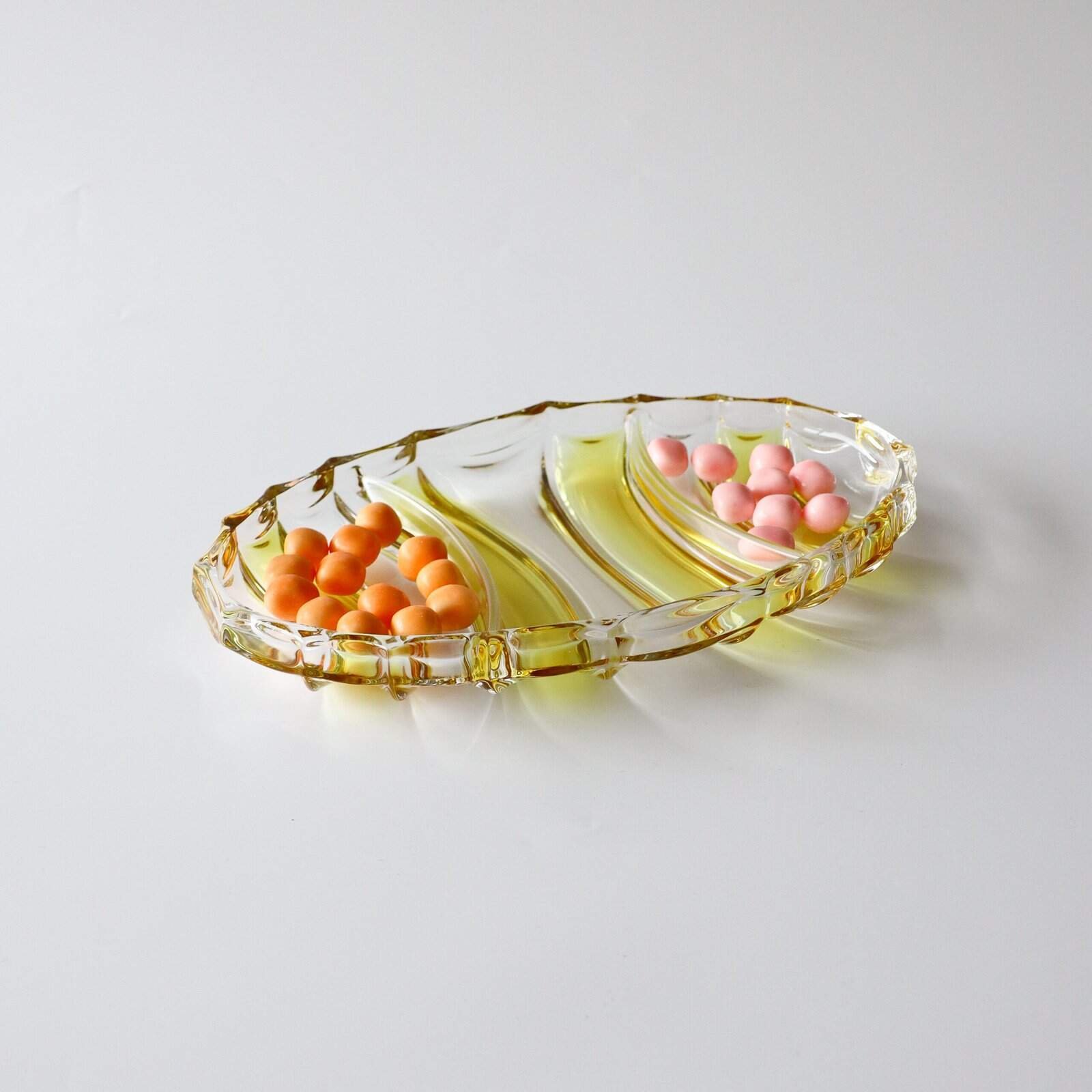 Schaal met vakjes geel persglas vintage