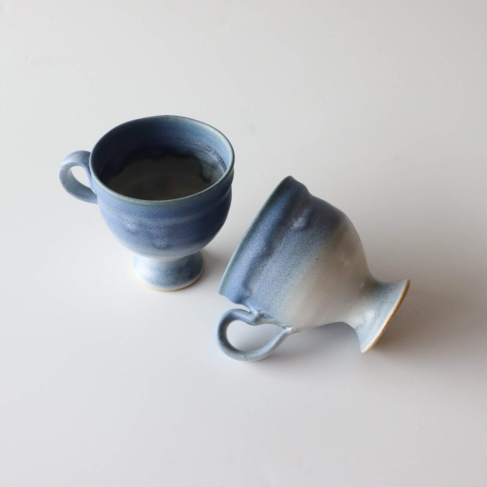 Handgemaakte aardewerk kopjes blauw - set van 2 - Afbeelding 3