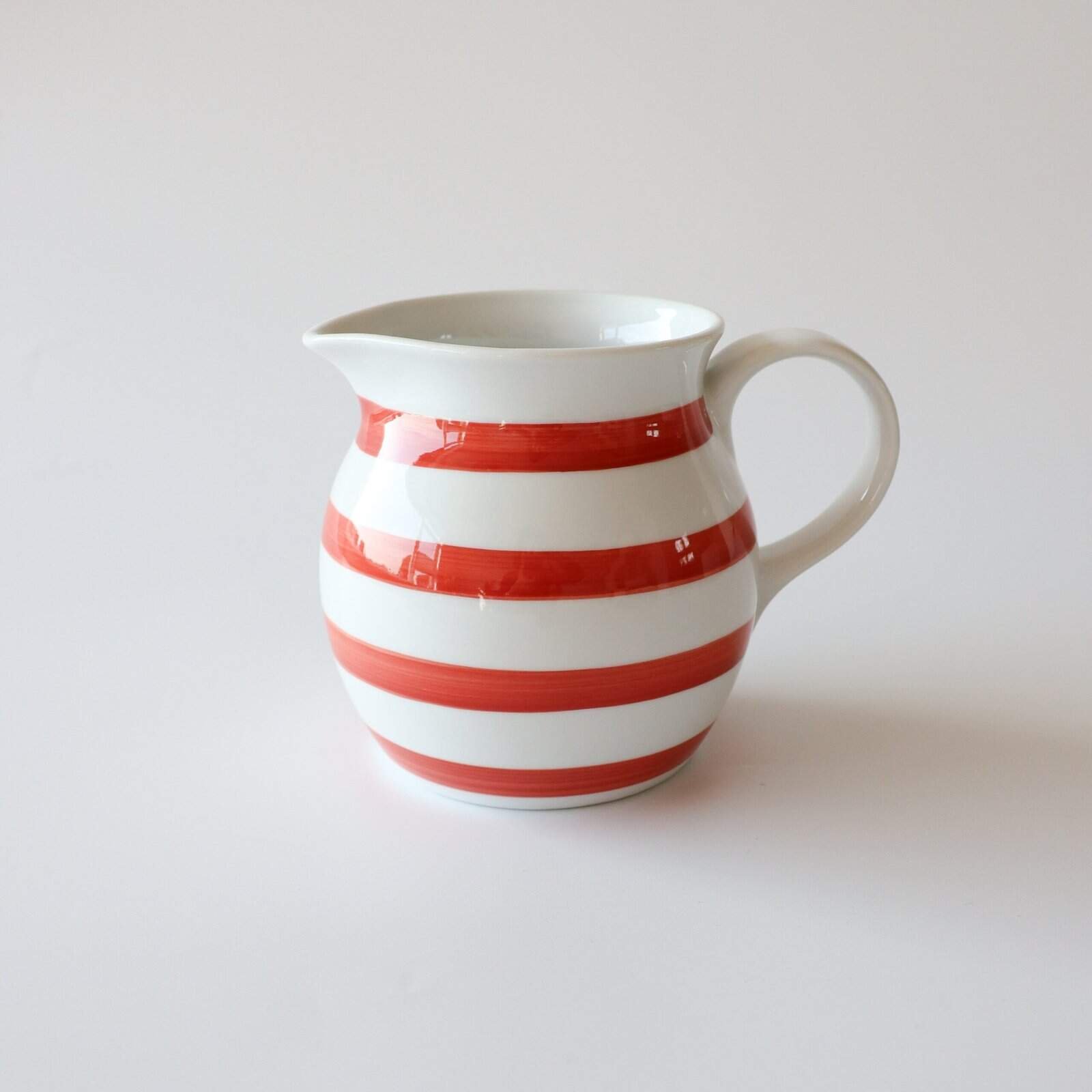 Aardewerk kan met streepjes rood