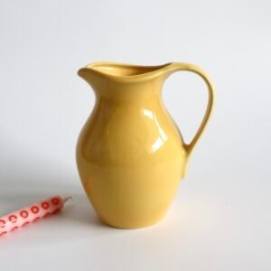 Grote aardewerk pitcher kan geel