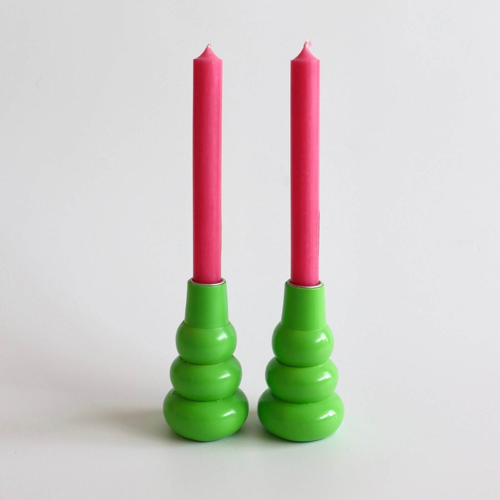 Set van 2 Deense houten kandelaars groen