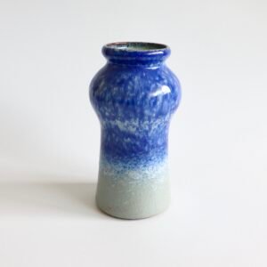 Vintage Strehla vaas met blauwe glazuur en crème kleurige onderlaag, karakteristieke keramische vorm met afgeroede rand.