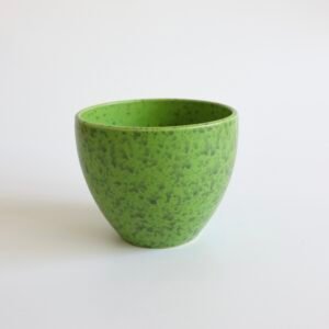 Vintage bloempot in helder groen met donkergroene vlekjes en spetters, klassiek retrodesign.