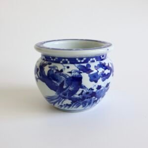 Aziatische vintage bloempot van porselein in blauw-wit met vogel- en bloemendecoratie en verstevigde rand.