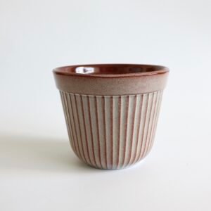 Vintage Westraven bloempot in beige met gegroefde wanden en donkerbruine rand, klassiek jaren 70 design.