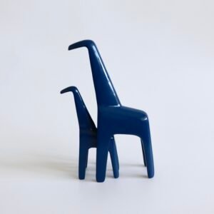 Set van twee donkerblauwe giraffe-sculpturen in minimalistisch Deens design met slanke, elegante vormen.
