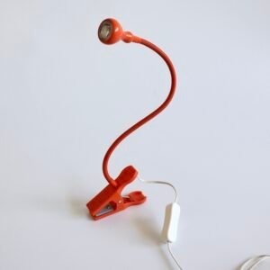 Rode Ikea Jansjo bureaulamp uit de jaren 90 met flexibele arm, klemplaat en geïntegreerde halogeen-spotje.