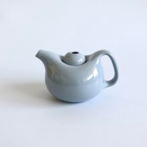 Grijze Kähler Mano theepot met geboelde vorm, uitgiet, deksel met knop en gebogen handvat.