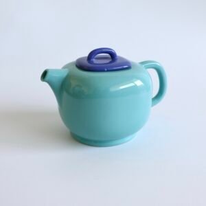 XL theepot van turquoise aardewerk met kobaltblauw deksel en handvat, retro funky design.