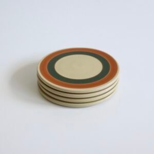 Set van vier gestapelde vintage borden in beige met okerbruine en donkergroene randstrepen.