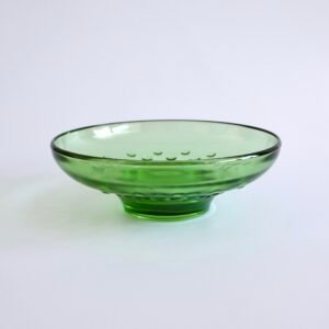 Vintage groene persglazen schaal met voetje en geribbeld oppervlak