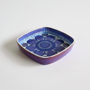 Royal Copenhagen fajance schaal midcentury met bloemmotief in kobaltblauw en wit, vierkante vorm met afgeronde hoeken.