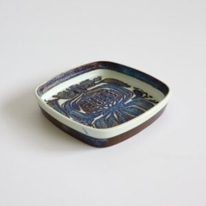 Vierkante Royal Copenhagen fajance schaal uit de jaren 60 met blauw-wit glazuur en traditioneel Aziatisch ornament in het midden.