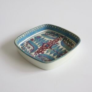 Royal Copenhagen vierkante fajance schaal met blauw en rood bloemmotief, midcentury design.