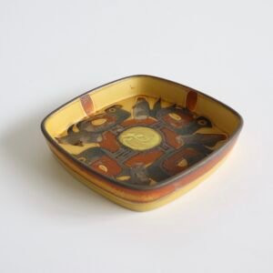 Royal Copenhagen Baca vierkante schaal in geel en bruin, versierd met abstract vogeldesign in midcentury stijl.