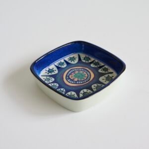 Vierkante Royal Copenhagen fajance schaal met diep blauw glazuur en geometrisch decorpatroon in het centrum, midcentury design.