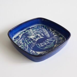 Blauwe Royal Copenhagen fajanceschaal met vierkante vorm en decoratief vogelpatroon in het midden uit het midcentury-design.