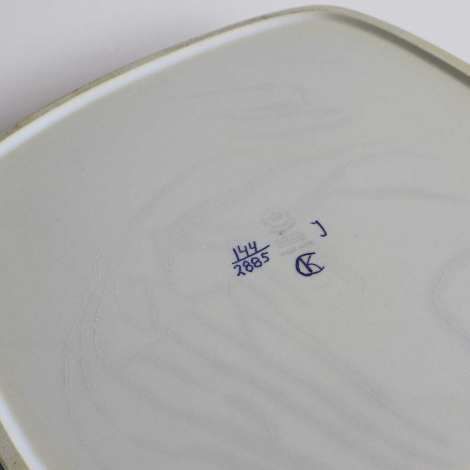 Onderkant van schaal met Royal Copenhagen handgeschreven nummering 144 2885.