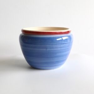 Vintage bloempot van blauw geglazuurd keramiek met horizontale streepjes en rode rand aan de bovenkant.