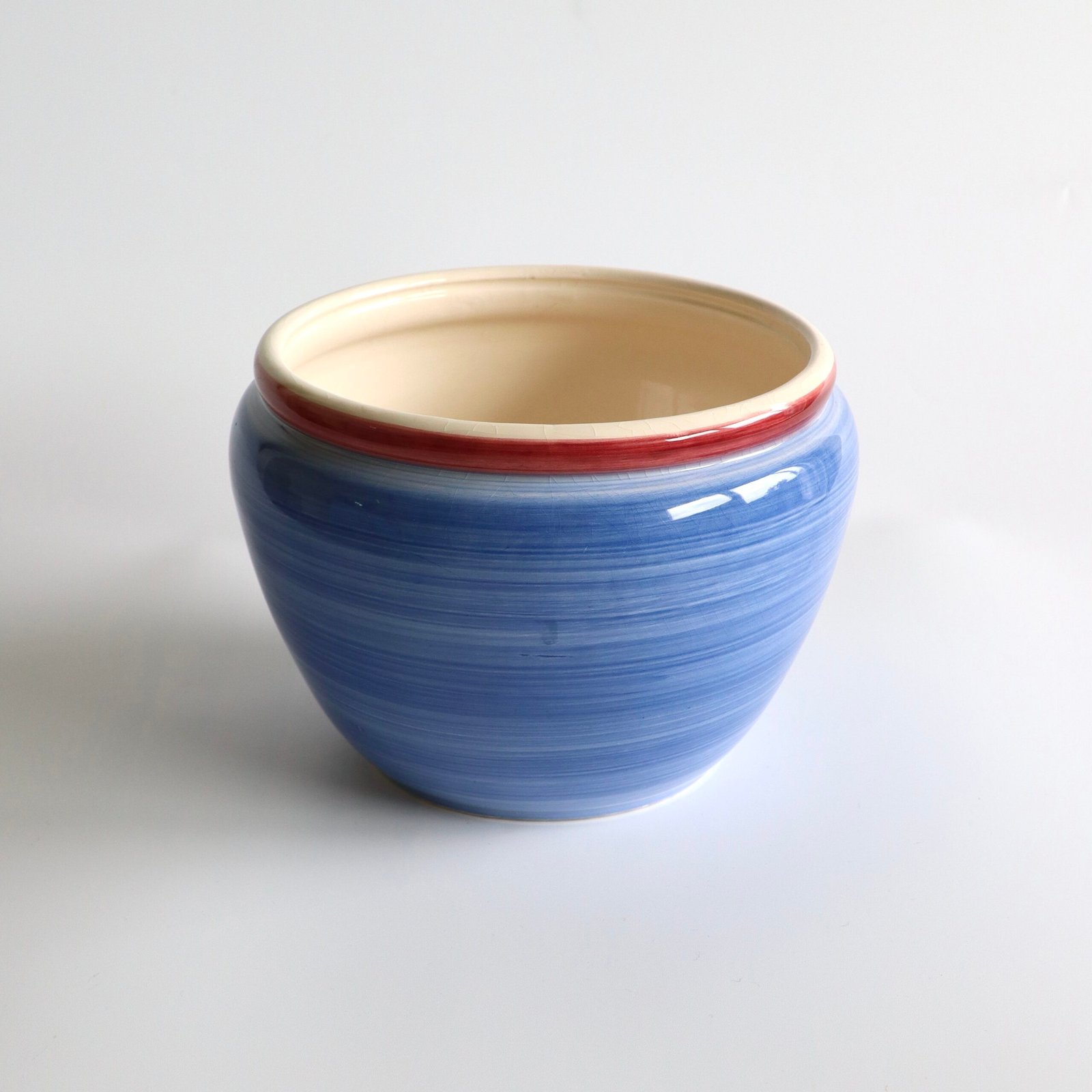Vintage bloempot in blauw met streepjesrelief, rode rand.