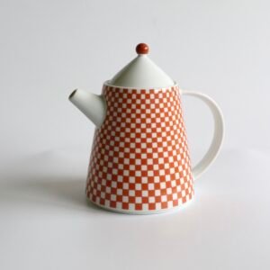Winterling Bavaria theepot met oranje-wit ruitjespatroon, conische vorm, witte deksel met rode knop en gebogen tuit.