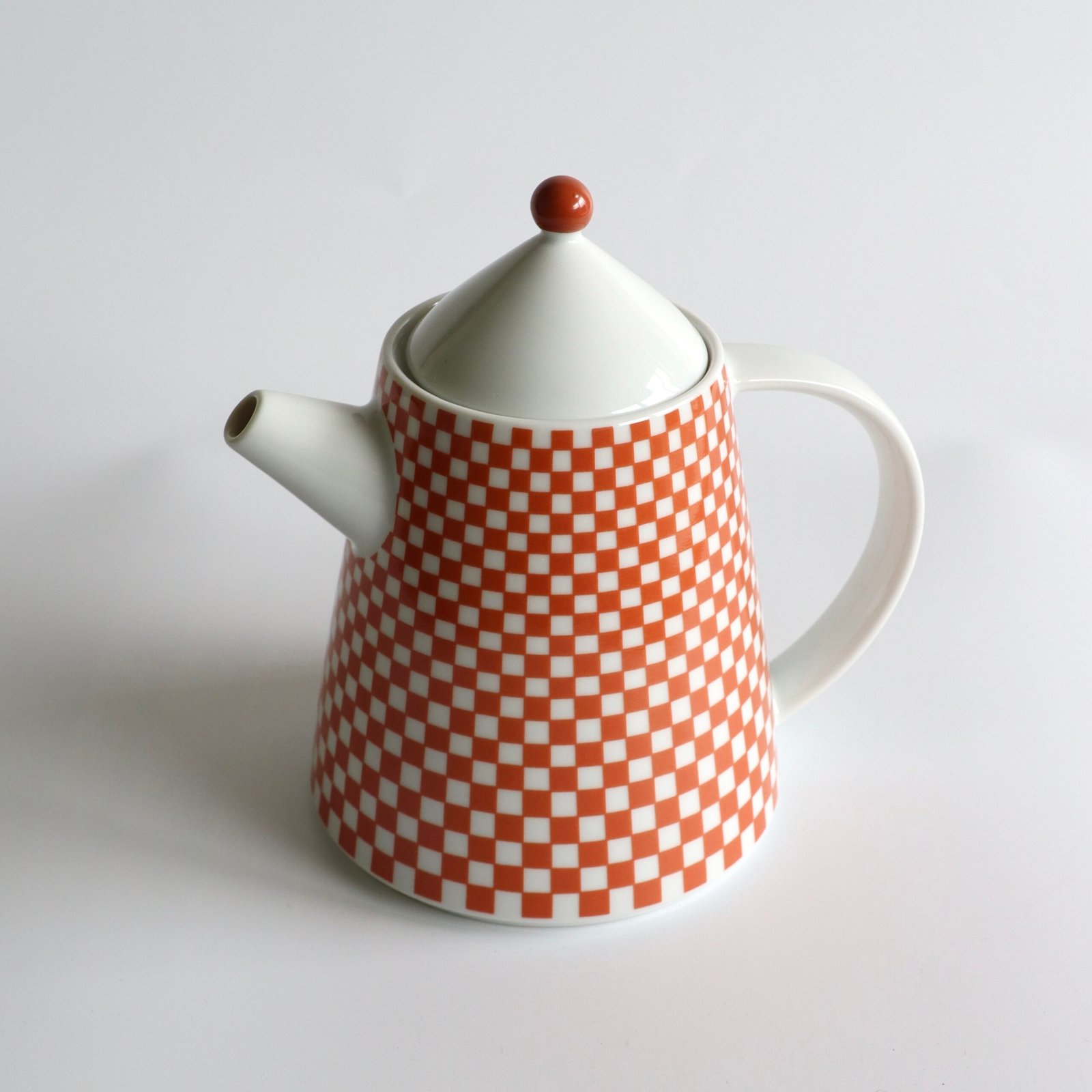 Winterling Bavaria theepot met oranje ruitjesmotief, keramisch materiaal, zij- en voorkant zichtbaar.