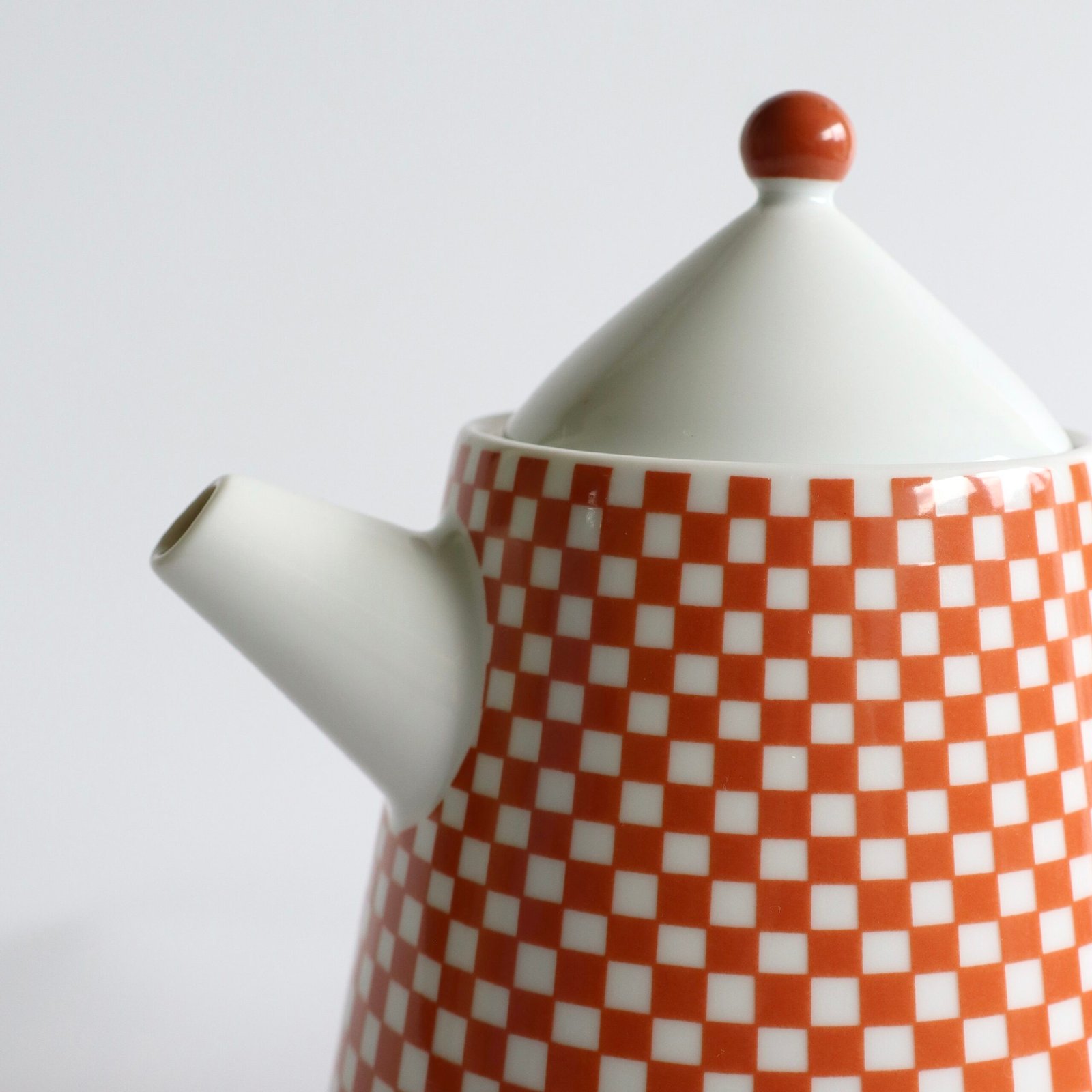 Detail van het oranje en witte ruitjespatroon op de Winterling Bavaria theepot met tuit.