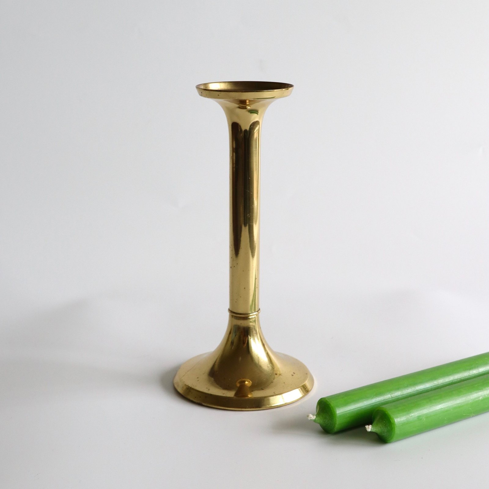Vintage G.V. Harnisch messing kandelaar in Deens design met slanke cilindervormige voet en uitgebreide kaarsenhouder.