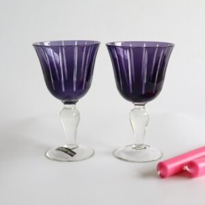 Twee paarse Pols Potten Cuttings XL wijnglazen met groefpatroon en transparante voet, set van 2 stuks.