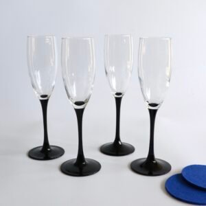 Set van vier Luminarc champagneglazen met helder glas en zwarte kunststof voet en rand.