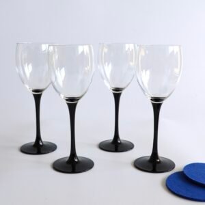 Set van vier Luminarc wijnglazen met helder glas en glanzend zwarte voet.