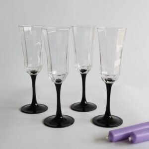 Set van vier Luminarc champagneglazen met helder glas en zwarte voet uit de Octime-serie.