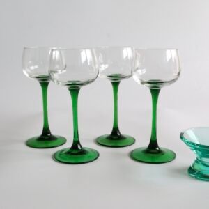 Set van vier Luminarc wijnglazen met groene glazen voet en zwart accent, klassiek vintage design.