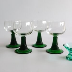 Set van vier vintage Luminarc Roemer wijnglazen met groen gekleurde voet en textuurpatroon, helder glas met klassieke vorm.