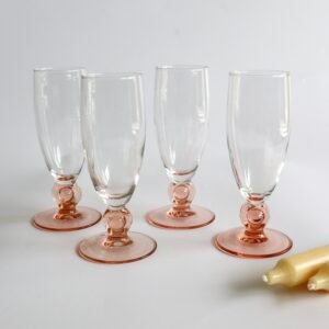 Set van vier Luminarc champagnefluites met roze glazen voeten en helder glas, vintage serviesgoed.