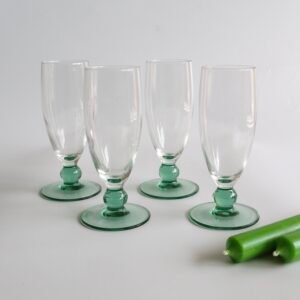 Set van vier vintage Luminarc champagneglazen met groene voetjes en gegolfde glazen kelken, gemaakt in Frankrijk.