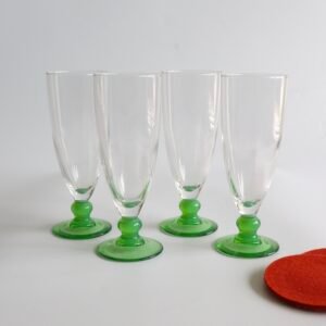 Set van vier Luminarc champagnefluites met helder glas en groene voet, vintage Frans servies.