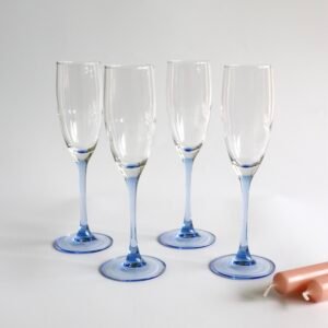 Set van vier Luminarc champagneglazen met lichtblauwe voet en stengel, helder glas.
