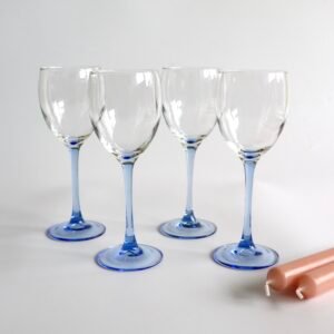 Set van vier Luminarc wijnglazen met helder glas en lichtblauwe voet en stengel.