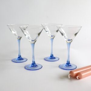Set van vier Luminarc cocktailglazen met lichtblauw gekleurde voet en steel, klassieke martini-vorm.
