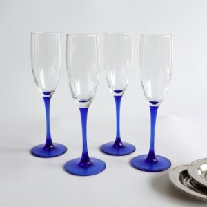 Vier Luminarc champagneglazen met kobaltblauwe voet en transparent bovenwerk.