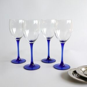 Set van vier Luminarc wijnglazen met kobaltblauwe voet en stengel, helder glas.