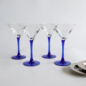 Set van vier Luminarc cocktailglazen met kobaltblauwe voet en transparante schaal.