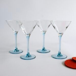 Vier vintage Luminarc cocktailglazen met azuurblauwe voet en steel, helder glas bovenkant met klassieke martini-vorm.