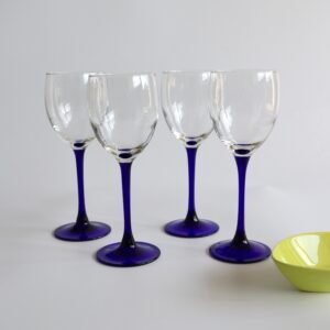Set van vier Luminarc wijnglazen met helder glas en donkerblauwe voet en steel.