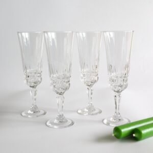 Vier elegante Luminarc champagneglazen met geslepen details en lange stelen, klassiek Frans vintage servies.