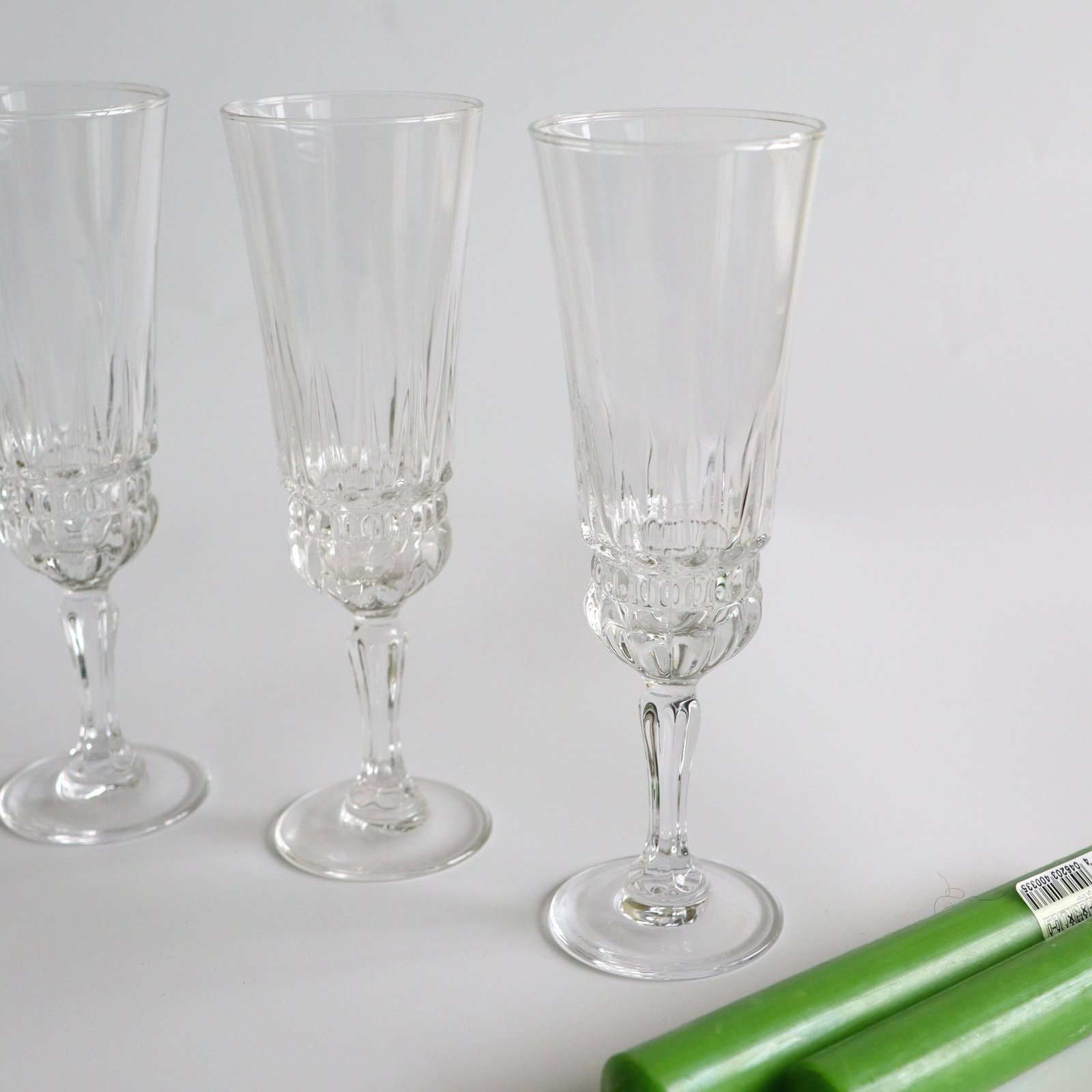 Closeup van drie Luminarc champagneglazen met duidelijk zichtbaar het geslepen decor aan de voet.