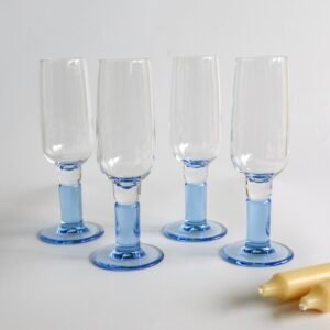 Vier Bormioli Rocco champagneglazen met lichtblauwe voet en basis, klassiek design met dik glas.